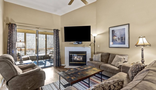 Tranquility~Luxury Lakefront Condo~Pointe Royale Resort~Pools/HotTub in Branson