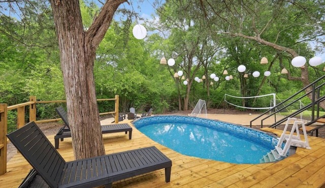 Tropical Oasis - Pool + Beach Volleyball + Firepit
