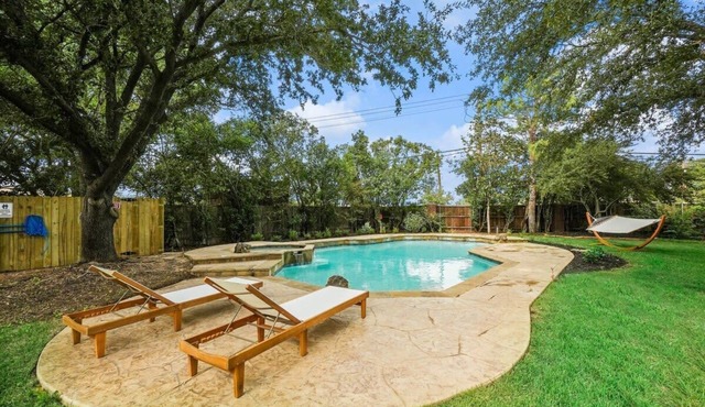 Tropical Pool Oasis - 5 BR, Foosbal, Cinema