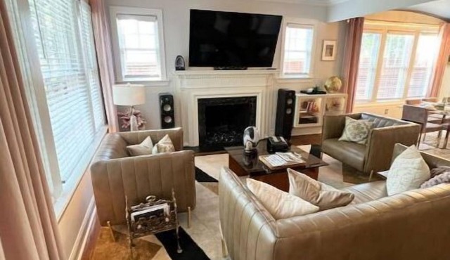 Tudor Style Bungalow with Pool, King & 2 Queen Beds. Close to TCU & AT&T.