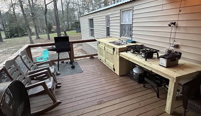 TWIN PINES Toledo Bend Camp with plenty of boat parking in quiet neighborhood