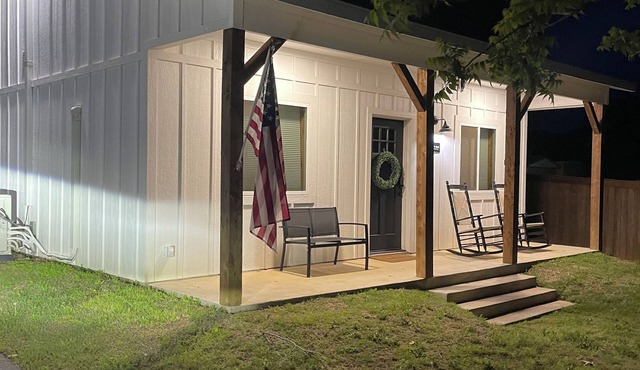 TWO PEAKS-South: New Cozy Cabin-Vaulted Ceiling-1 mile to Lake Texoma.