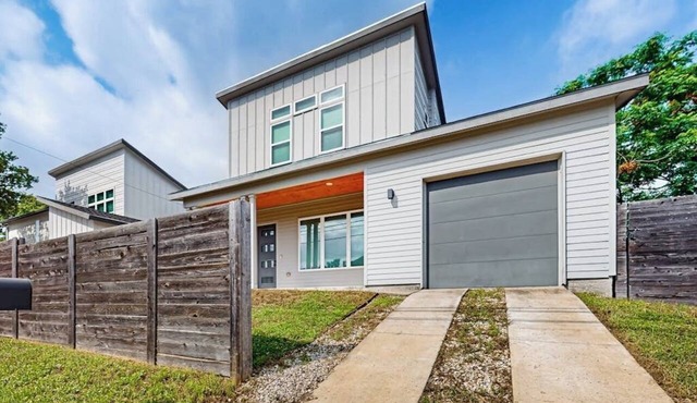 Two-story family-friendly house with private patio, WIFI, close to downtown