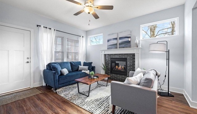 Ultimate Group Getaway | 2 Luxury Homes w/Views in Independence