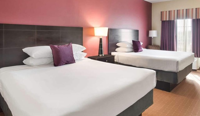 Unwind at Knights Inn Bunkie! 2 Comfortable Units, Outdoor Pool, Free Bfast!
