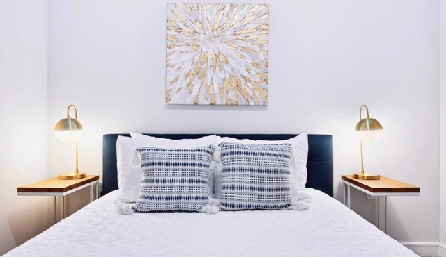 Unwind Here: Cozy Queen/Weekly & Monthly Savings in Richardson