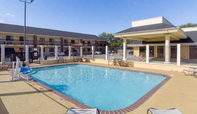Unwind Near Port Aransas Museum w/Breakfast, Pool, Free Parking