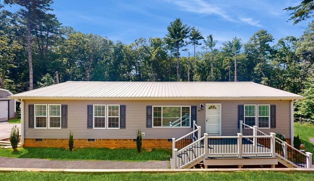 Updated kitchen, outdoor seating, drive to all the area waterfalls in Clarkesville