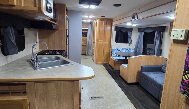Updated RV on 7.5 Gated Secluded Acres in Spicewood. Pool, Gym, Jacuzzi, Steam R