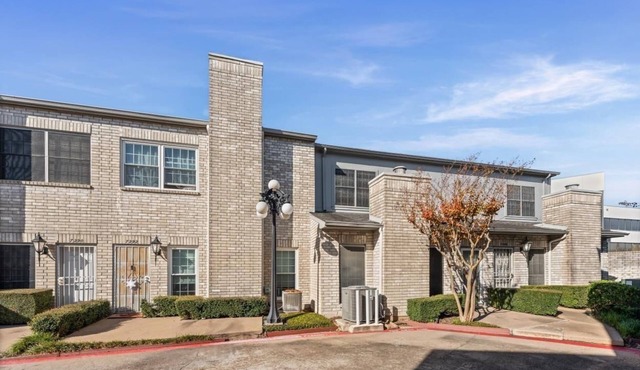 Upscale Galleria Townhome Near Houston Attractions