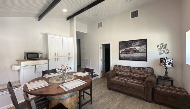 Upscale garage - shop apartment near Sienna, Liberty