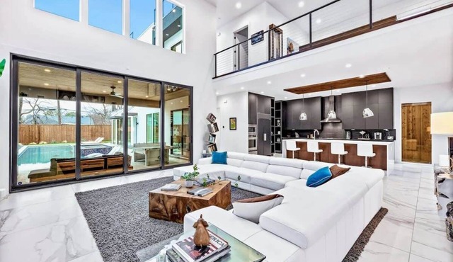 Upstay -Showstopper Home w Luxury Patio, Gym, Pool