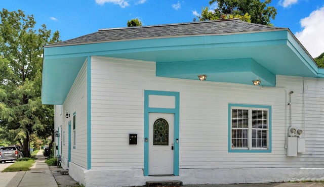 Uptown Charming Cozy 3bd entire home, Streetcar Steps Away