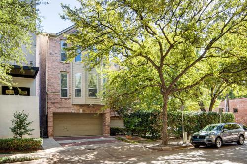 Uptown Dallas Group Getaway Near Art, Eats & More!