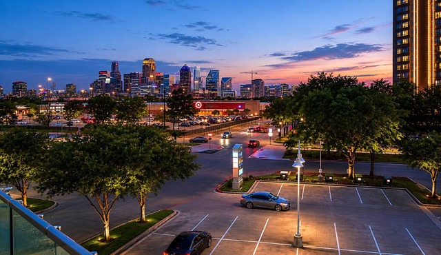 Uptown Luxe Stay Dallas Skyline View + Balcony