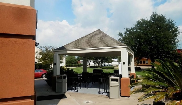 Vacation Is Waving! 4 Contemporary Units, Full Kitchen, Pets Allowed!