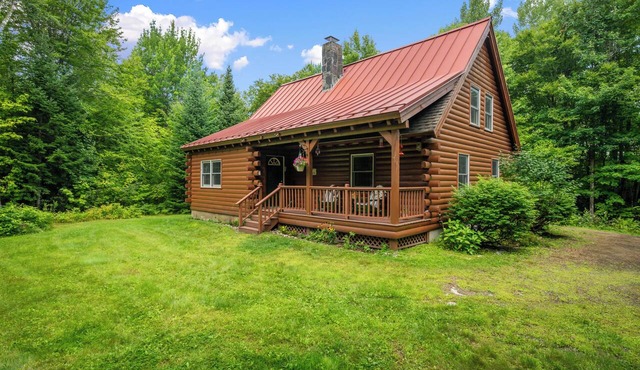 VERY PRIVATE Rangeley Log Cabin | ATV & Snowmobile Access | Dog Friendly in Rangeley