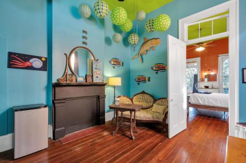 Vibrant retreat w balcony near French Quarter