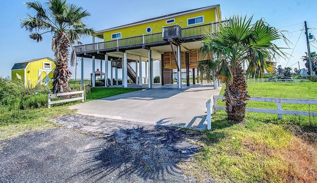 Victoria's Seacret Getaway -Bay side with Beautiful views of the beach and bay