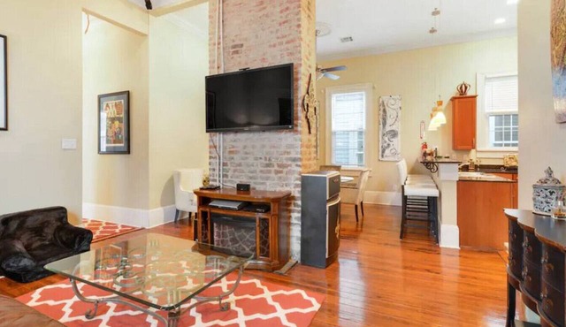 Victorian Central City Apt | Near St Charles Ave