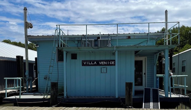Villa Venice houseboat located in Cypress Cove Marina-5 bedrooms/2 full bathroom