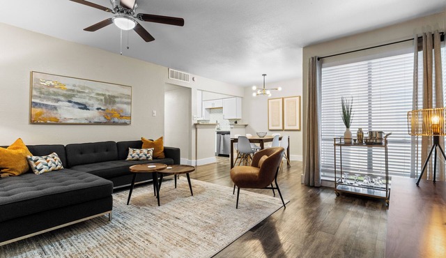 Walk to AT&T/Globe Life -Modern 2 Bedroom Retreat