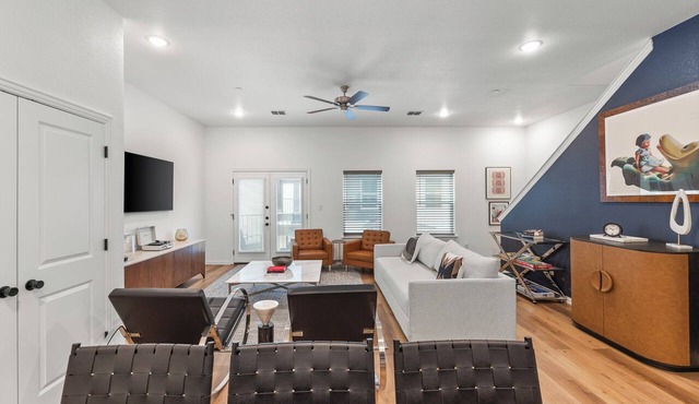 Walk to AT&T Stadium | Luxury Townhome | Parking in Arlington