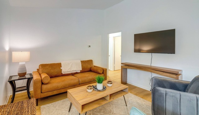 Walk to Campus: Creekside Austin Duplex!