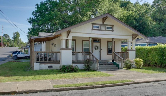Walk to Dtwn Hot Springs: 'Lazy Daze Bungalow'
