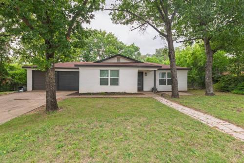Walk to Marina Park - Sleeps 8 - Near Stockyard