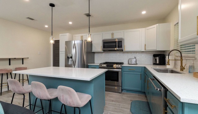 Walk to Marina Park + Sleeps 8 - Near Stockyards