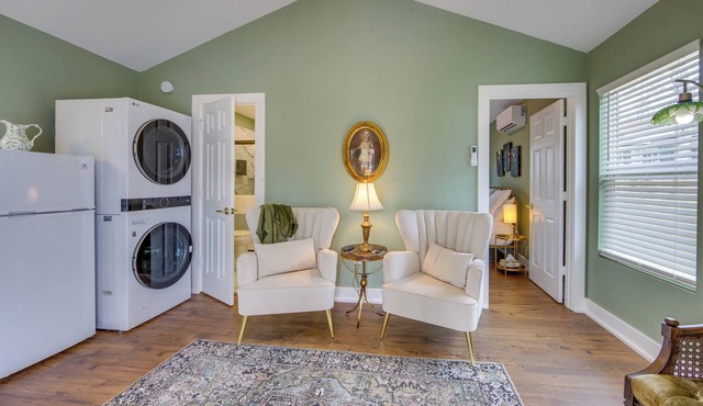 Walk to Museums: Art Deco Cottage in Jefferson