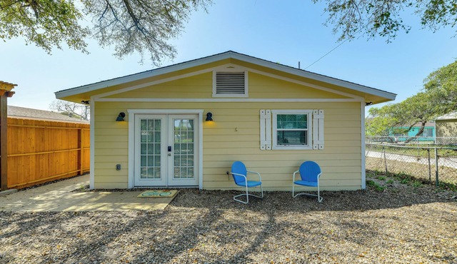 Walk to Pier & Dining: Central Rockport Cottage