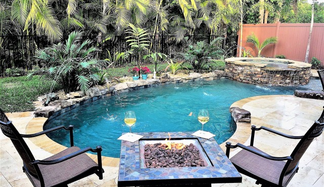 Walk to Vanderbilt Beach, Heated Resort Pool & Spa, Kids Gear in Naples