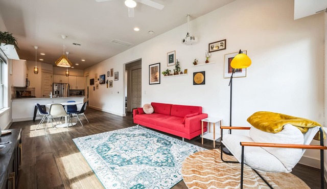 Walkable 3-bedroom cottage with WiFi and AC in Central East Austin