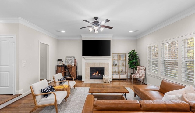 Walkable Heights 3BR Townhome + Private Putting Green. Parking & Pet-Friendly.