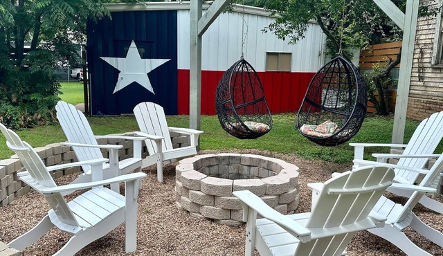 Washington House: Steps to Dwtn; Backyard oasis with fire pit/pool table/games