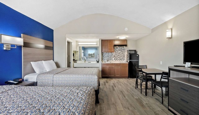 Water view, kitchen, stroll to beach, marina+