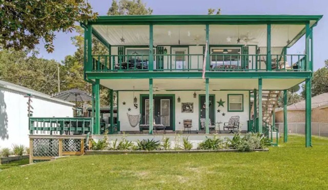 Waterfront 5BR + Hot Tub + Fire Pit with Awesome Building for Family Fun!