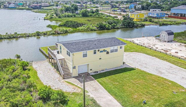 Waterfront! Amazing views! Minutes from Galveston and Kemah!