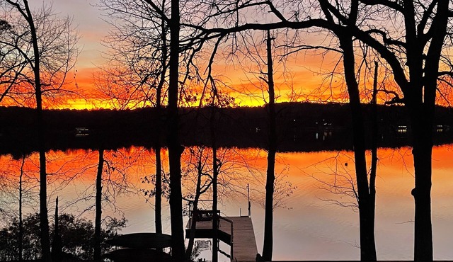Waterfront - Enjoy The Sunset Lodge Lake House with kayaks, dock, swimming