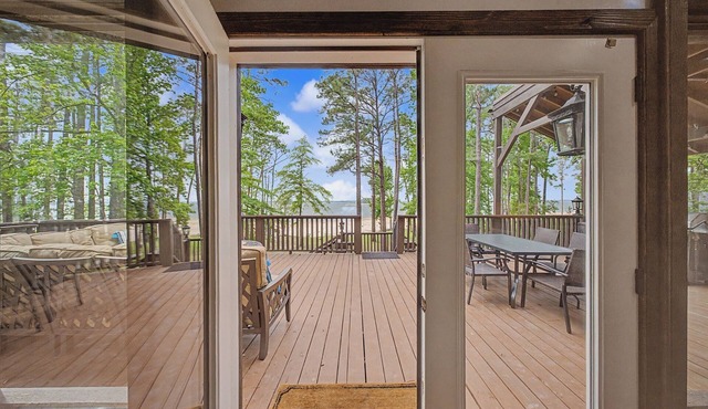 WATERFRONT Escape on Lake Sam Rayburn, next to The Point- Sleeps 11
