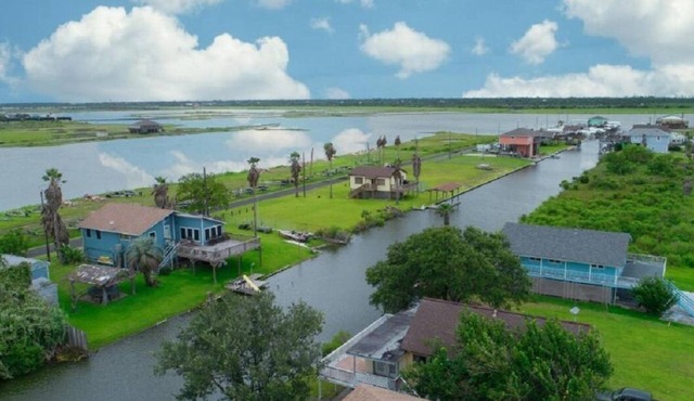 Waterfront Getaway Fishing Crabbing Kayak, 20 minutes from Galveston