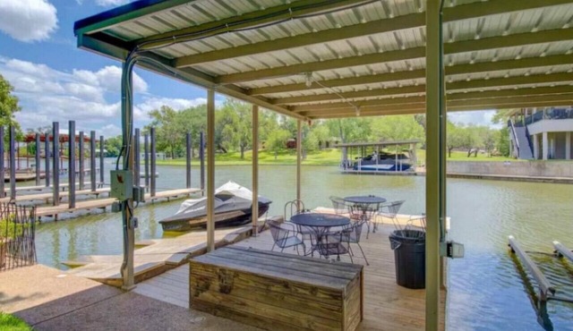 Waterfront Getaway~Lake Access~Deck~BBQ Grill