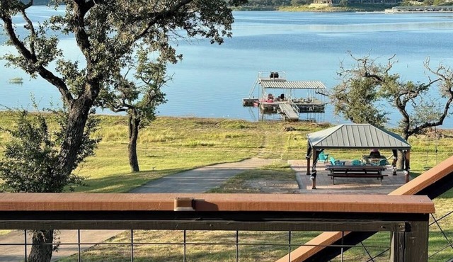 Waterfront home w/open layout kitchen, lg deck, W/D, Private dock with kayaks,