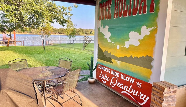 Waterfront Lake House. Sunsets! Dogs Welcome, Stocked Kitchen, KING Bed!