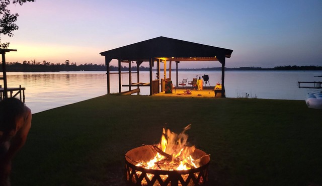 Welcome to Maison de Couillon! Beautiful lake house on serene Bundick Lake!