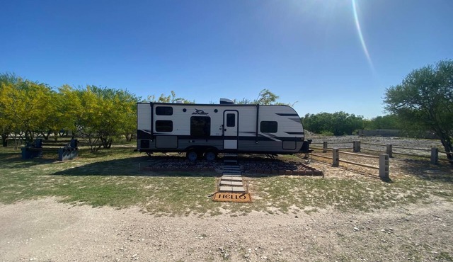 Welcome To Rancho La Valentina,Private Pond, farm animals and Beautiful Cliff! in Mathis