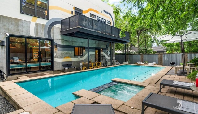 Welcome to your ultimate large-group retreat! Whether you’re celebrating a reunion, a weekend getaway, or a special occasion — this spacious 8-bedroom home comfortably sleeps up to 16 guests, combining comfort, fun and convenience all in one place.