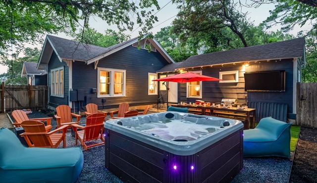 Western Tailgate -Sleeps 15, Hot Tub, Bocce, by UT